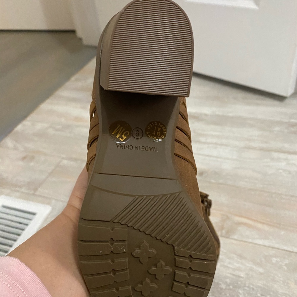 Cute booties 🌺 - Picture 6 of 12